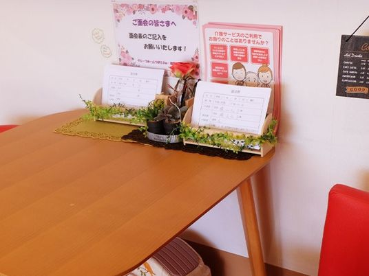 掲示物のあるテーブル  