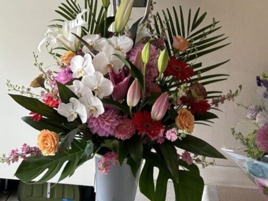 色とりどりの花の装花  