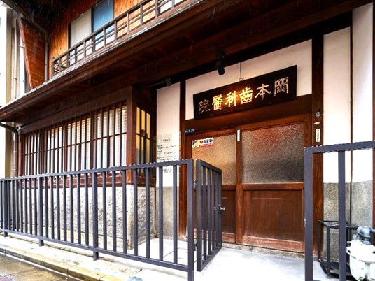 木造の玄関  