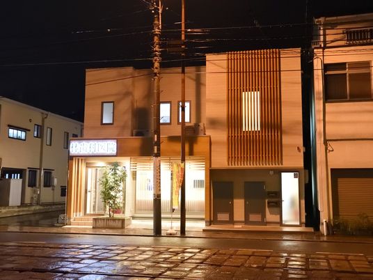 夜の建物外観  