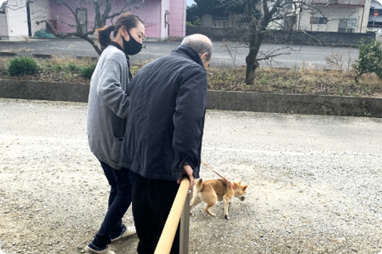 犬の散歩をする様子