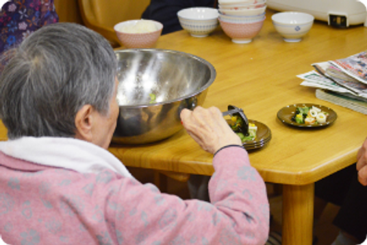 テーブルで食事を楽しむ人