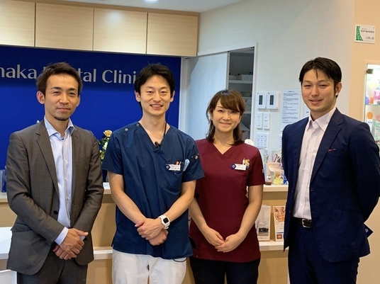 スタッフ4人の受付  
