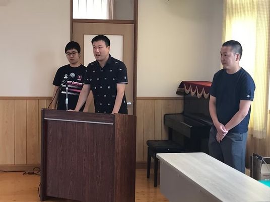 スタッフ3人の室内発表  