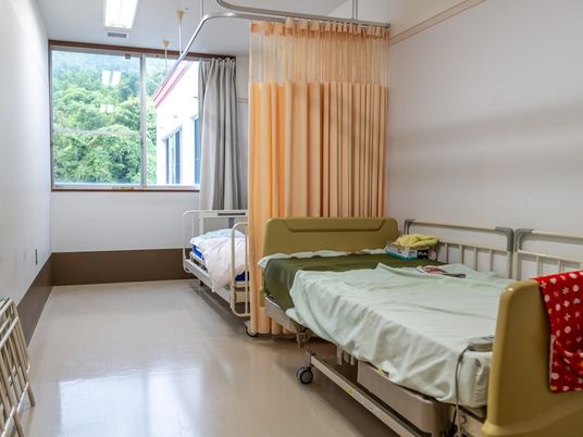 明るい居室にベッドが並ぶ部屋  