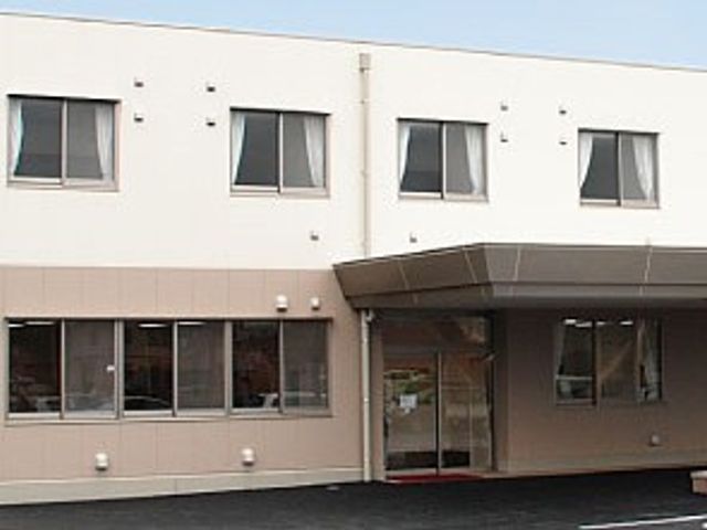 広い外観の建物 外観 訪れる人を温かく迎える、ゆったりとしたエントランスを備えています。