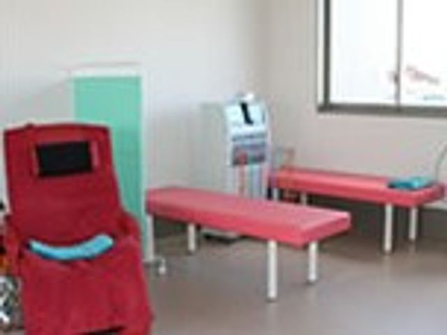 リハビリ設備の室内 機能訓練室 明るい自然光が差し込む空間で、リハビリに必要な設備が整っています。くつろぎながら過ごせます。