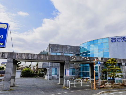 青い外壁の建物外観  