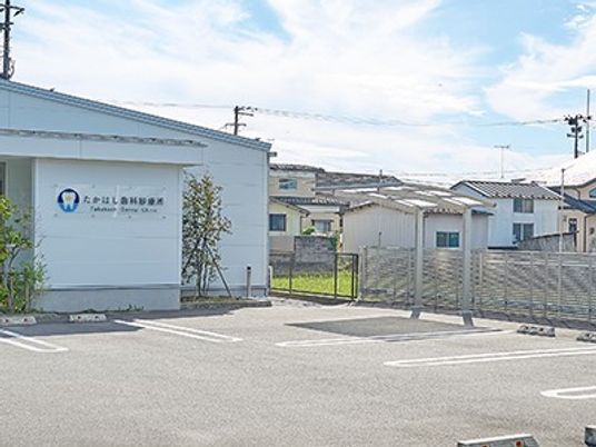 施設の外観と看板  