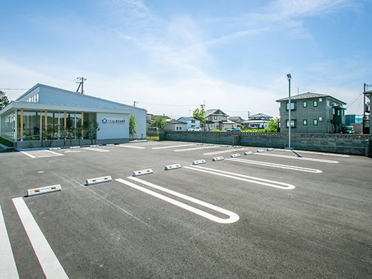 広い駐車場と建物の外観  