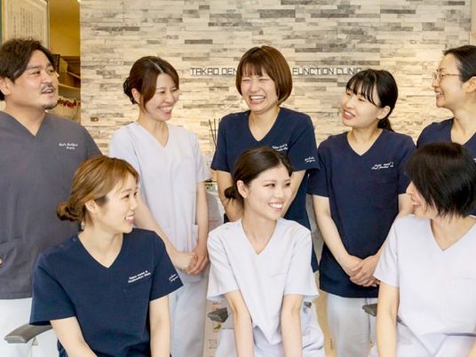 笑顔のスタッフが並ぶ受付  