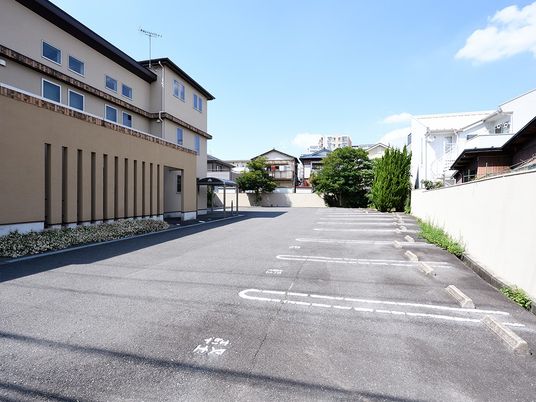 建物前の駐車場  