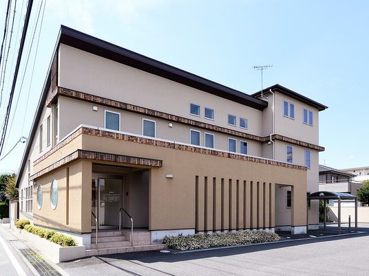 明るい外観の建物外観  