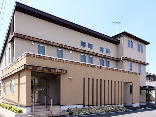 落ち着いた外観の建物  