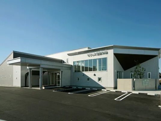 明るい外観の建物  