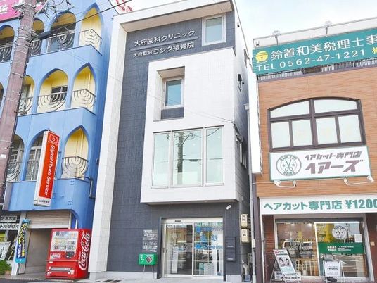 街中の建物外観  