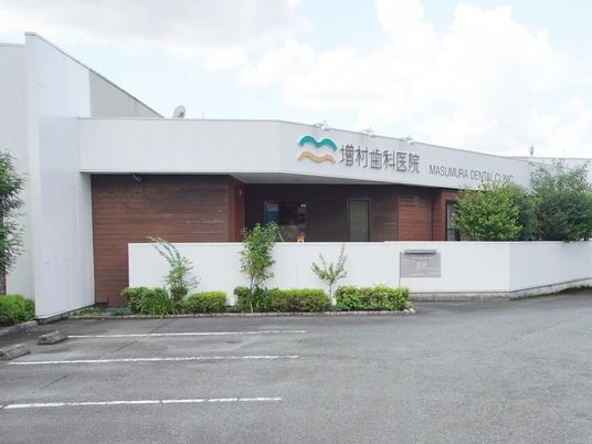 白い建物の外観  