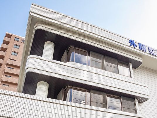 白い外壁の施設外観  