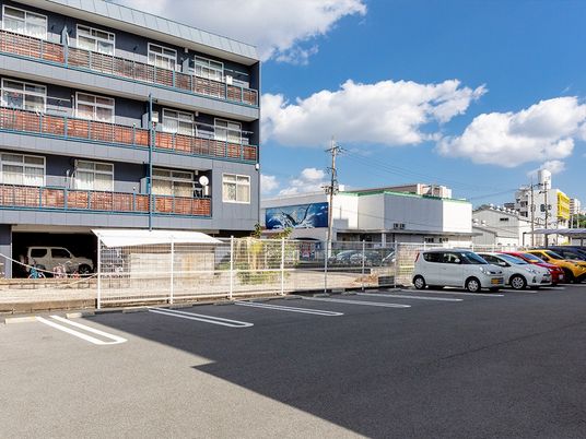 建物前の駐車場  