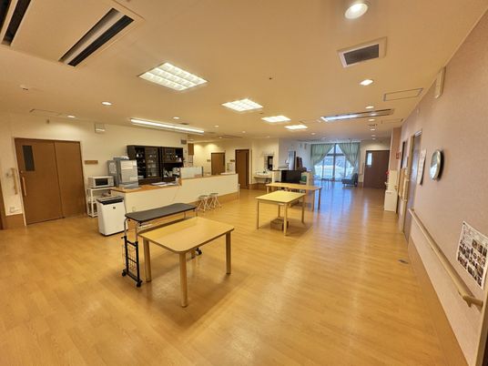 明るい廊下と室内