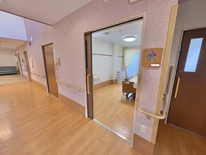 明るい通路と扉