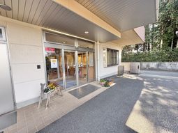 明るい出入口の建物