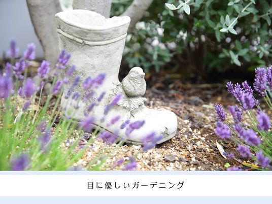 庭の花と置物  