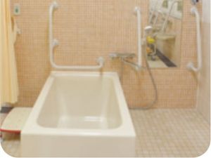 手すり付き浴槽の浴室  
