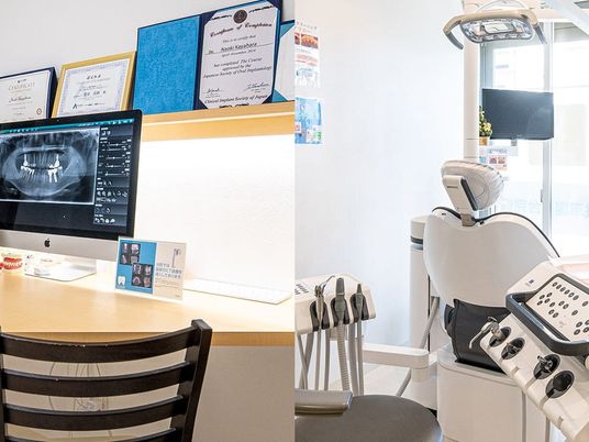 診察用チェアとモニターのある機能訓練室  