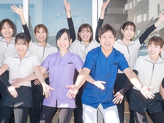 笑顔のスタッフ集合  