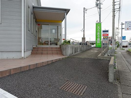 施設入口の外観  
