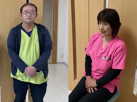 廊下に立つ職員  