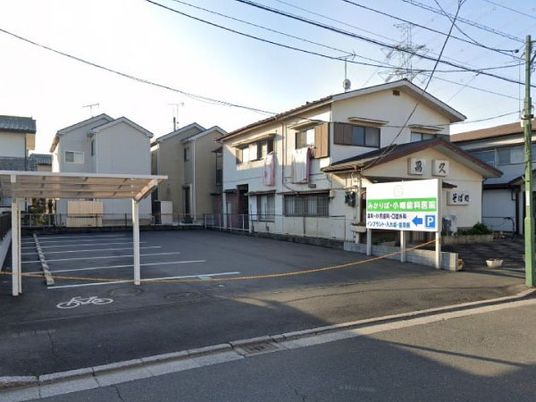 建物前の駐車場外観  