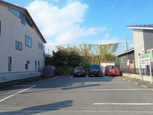 駐車場のある外観