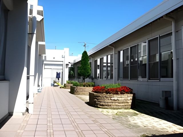 植物が並ぶ通路 廊下 花壇が設置された開放的な通路です。自然を感じながら歩くことができます。