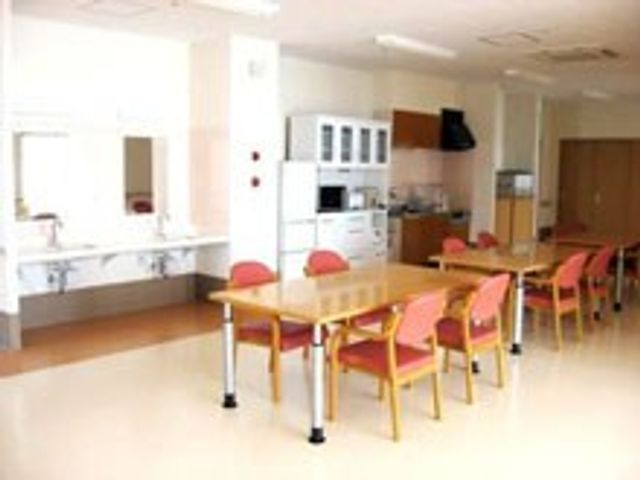明るいダイニングルーム ダイニングルーム 自然光が差し込む空間で、複数人が快適に過ごせるダイニングです。楽しい食事の時間を演出します。