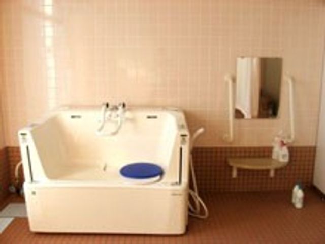 広々とした浴室 浴室 広々としたバススペースで、落ち着いた環境で入浴の補助が可能です。安全を考慮した設計になっています。