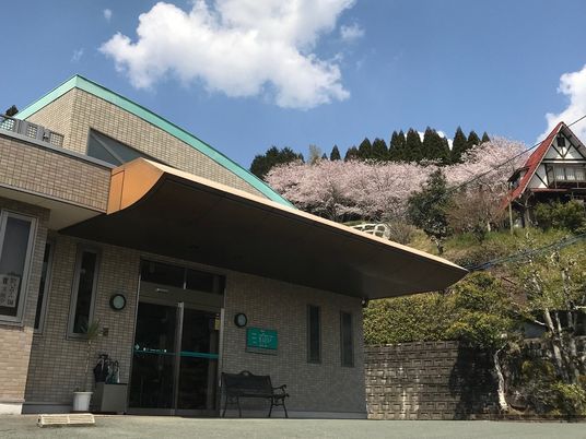 桜が見える外観  
