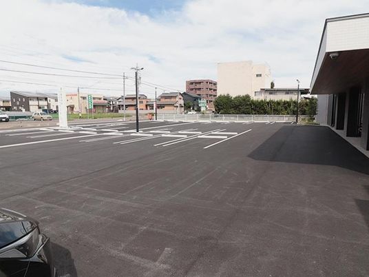 広い駐車場の外観  