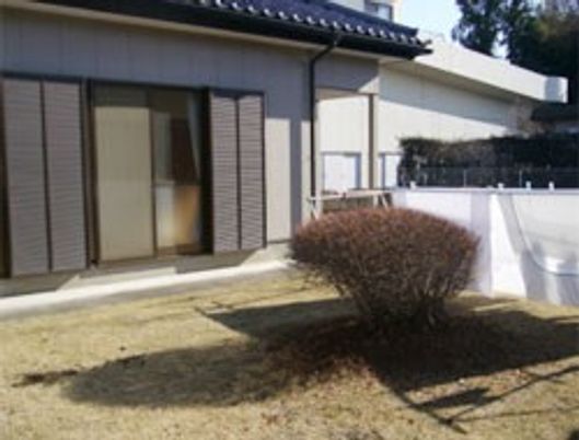 施設の庭の外観  
