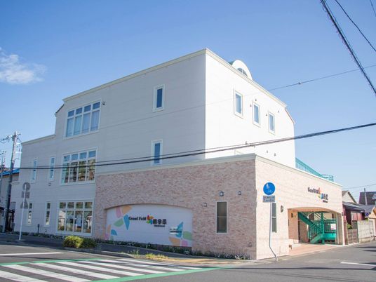 明るい施設の外観