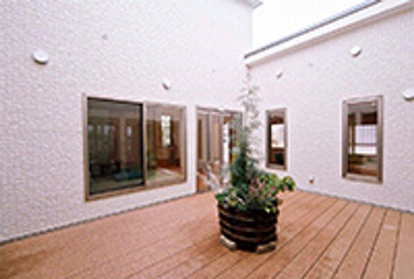 植栽を囲むウッドデッキの中庭