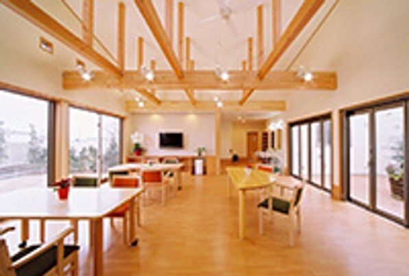 自然光あふれるラウンジ