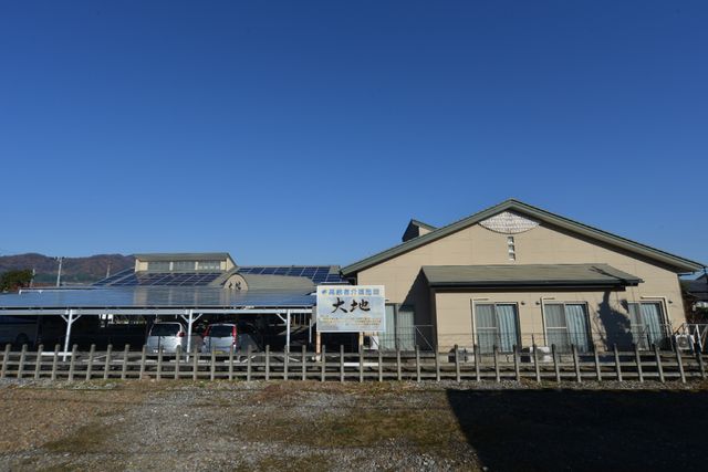 外観の建物と看板 外観 広々とした敷地に佇む建物です。ソーラーパネルが設置されており、環境にも配慮されています。