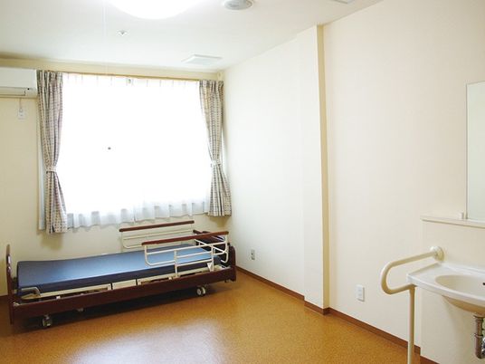 明るい居室のベッド  