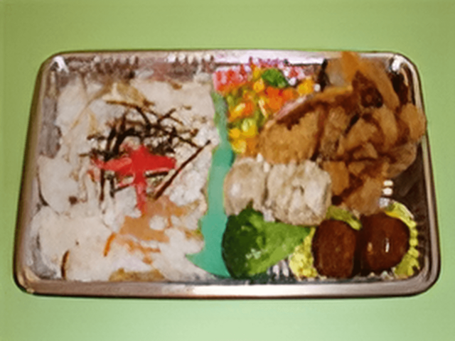 栄養満点の昼食メニュー 食事例 バランスの良い昼食を提供しており、入居者の健康維持に配慮した献立となっています。