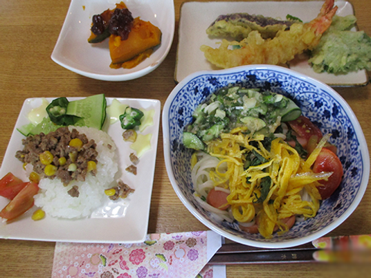 多彩な料理の皿
