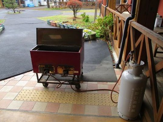 屋外の移動式焼き台  