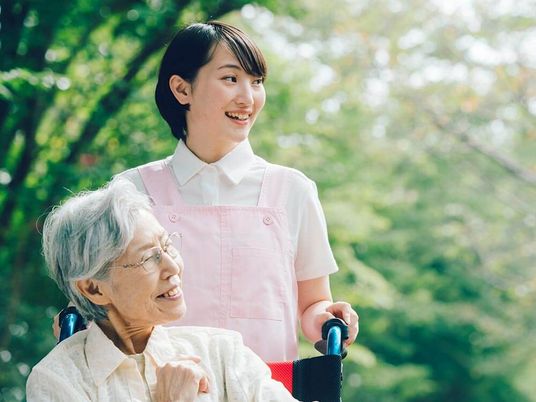 介護士と笑顔の利用者
