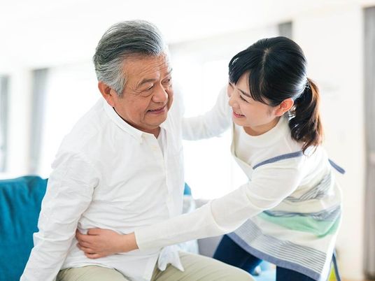 笑顔の介護スタッフと高齢者